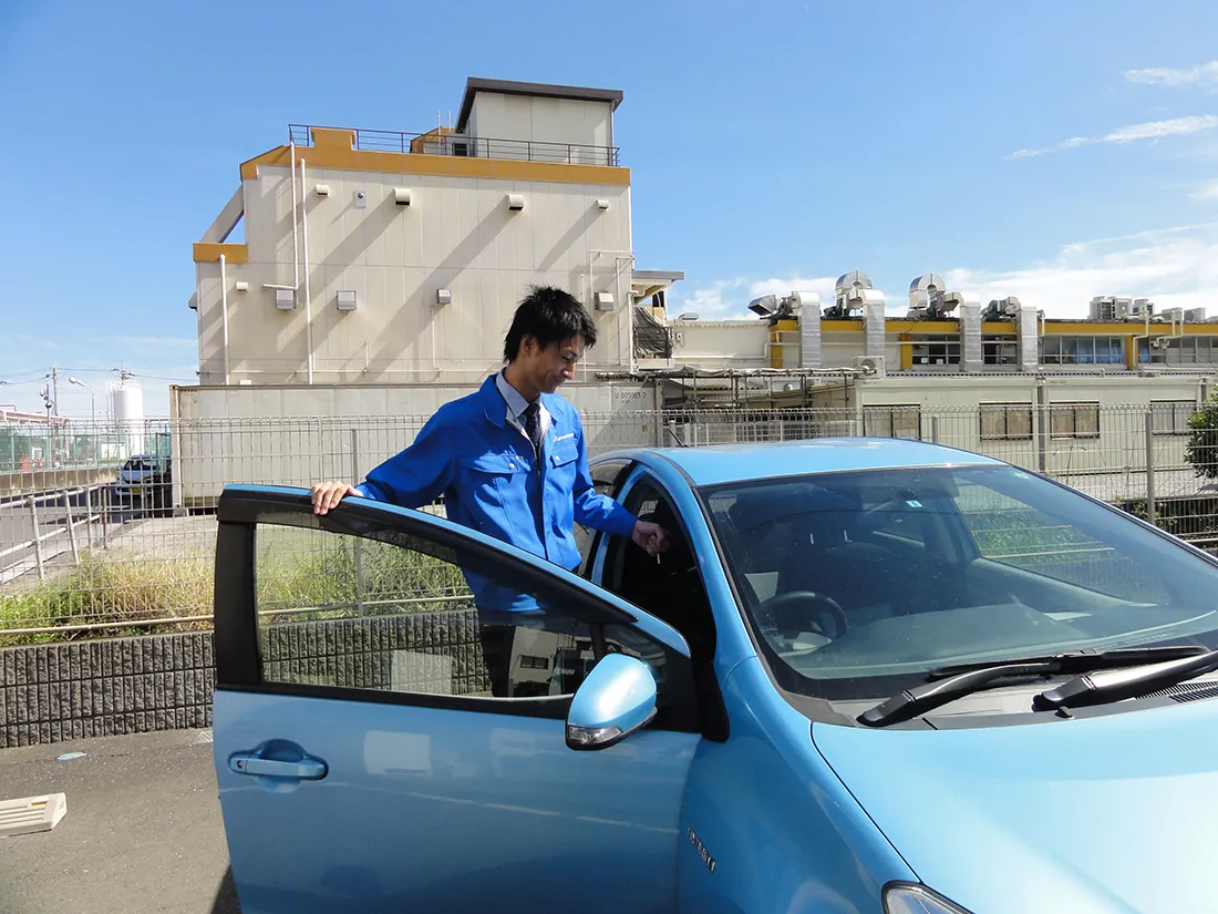 車に乗り込む営業職